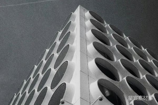 高清摄影 现代建筑在多云的天空下，拥有圆形的窗户。