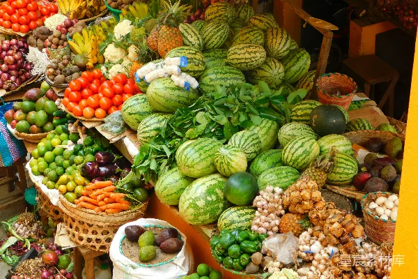 户外市场新鲜的水果和蔬菜 abundance 新鲜 的 水果 和 蔬菜 在 户外 市场 。