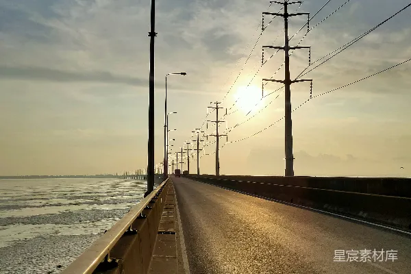 夕阳西下，落在路上的海面上。