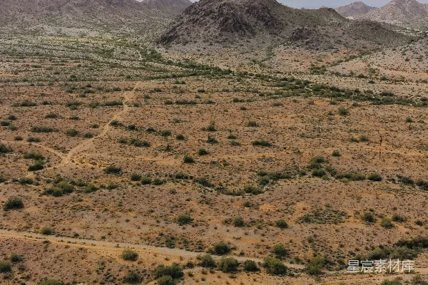 干旱的 Landscape 之下有 山脉 和 浓重 的 天空。
