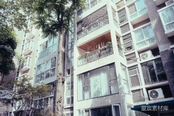 高清摄影 现代城市建筑，带有阳台和大窗户。