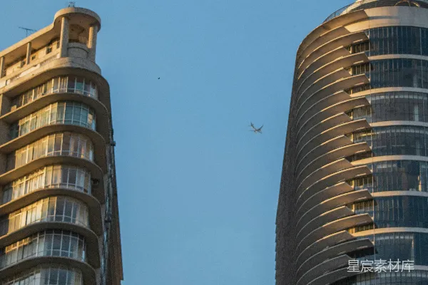 高清摄影 两座现代化的建筑在湛蓝的天空下
