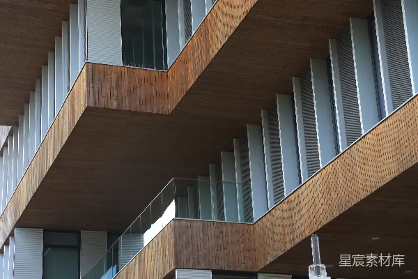 高清摄影 现代建筑外立面，带有木材和玻璃元素