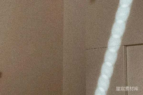 墙上的白灯