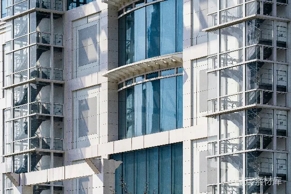 高清摄影 现代建筑外立面，带有玻璃和金属细节