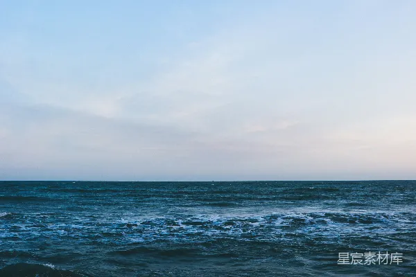 一湖水面波澜壮阔的景象