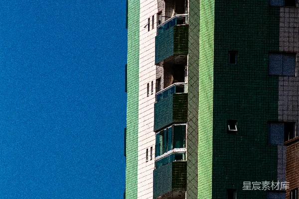 高清摄影 现代化的建筑，外墙为绿色和白色，背景是蓝天。