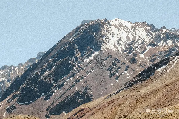 皑皑雪山映衬着蓝天白云。