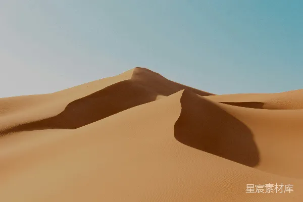 金色的沙滩在蓝天之下。
