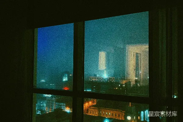 白框玻璃窗在白天的景象