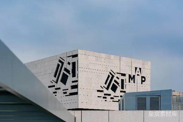 高清摄影 现代混凝土建筑，带有抽象切割图案和Amp符号。