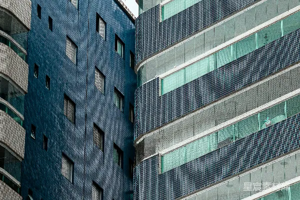 高清摄影 两座现代建筑，外观风格迥异。