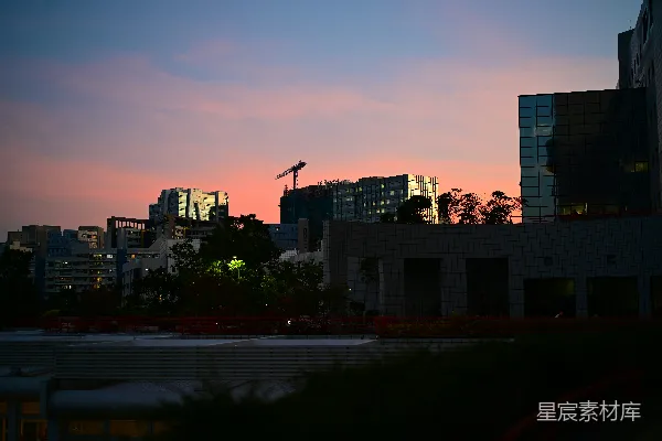 黄昏城市 skyline 与 彩色 夜空