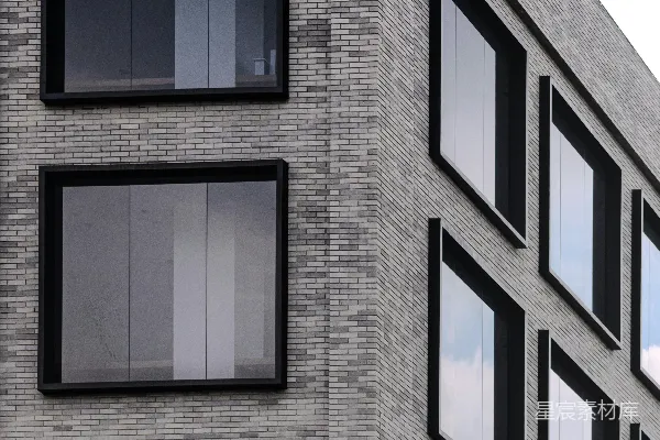 高清摄影 现代建筑，灰色砖块和黑色框架窗户。