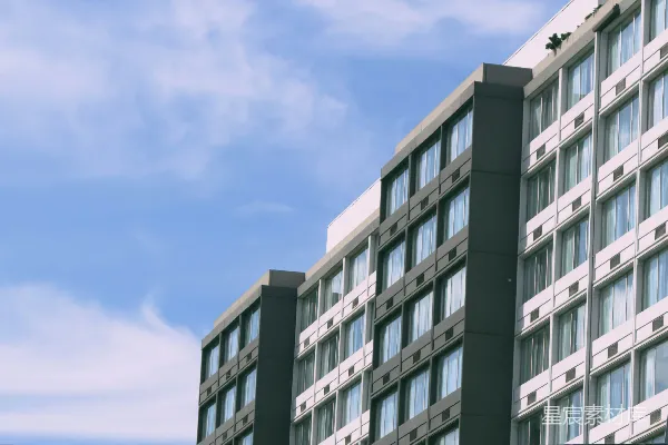 高清摄影 现代化的建筑有很多窗户，背景是蓝天。