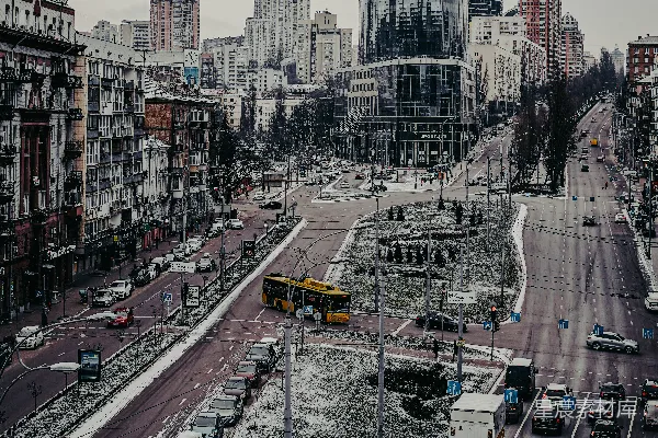 路上的汽车靠近城市建筑的白天景色