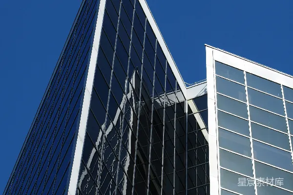 现代玻璃 skyscraper 高耸于湛蓝天空之下