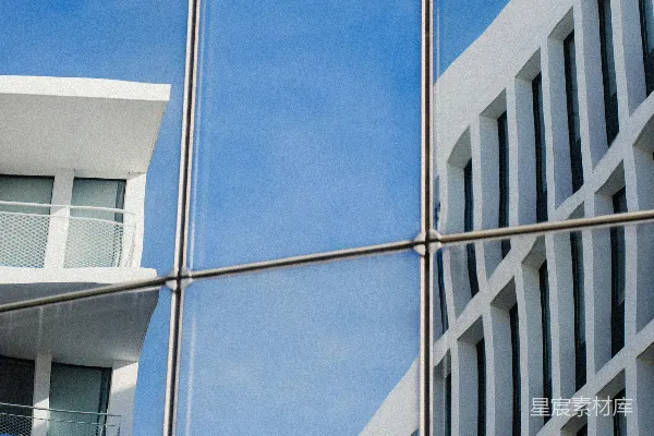 高清摄影 现代建筑的外墙，反射着天空和建筑的倒影。