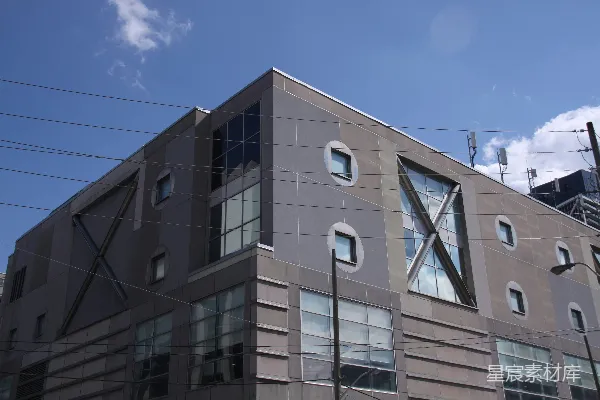 高清摄影 现代灰色建筑，带有圆形和三角形窗户。