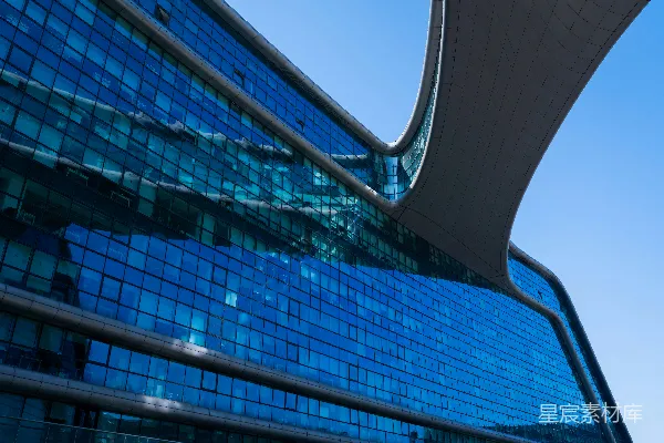 高清摄影 现代蓝色玻璃建筑在清澈的天空背景下