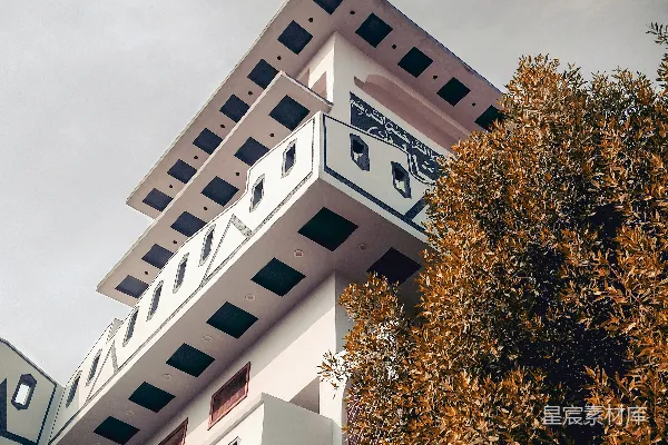 高清摄影 阴天时低角度拍摄的白色高层建筑照片