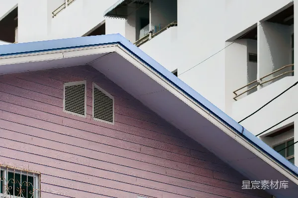 高清摄影 粉白相间的房子在白色建筑前面。