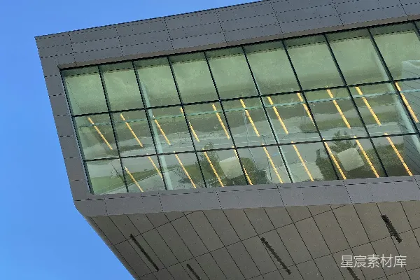 高清摄影 一座高层建筑，顶部有一扇玻璃窗户。