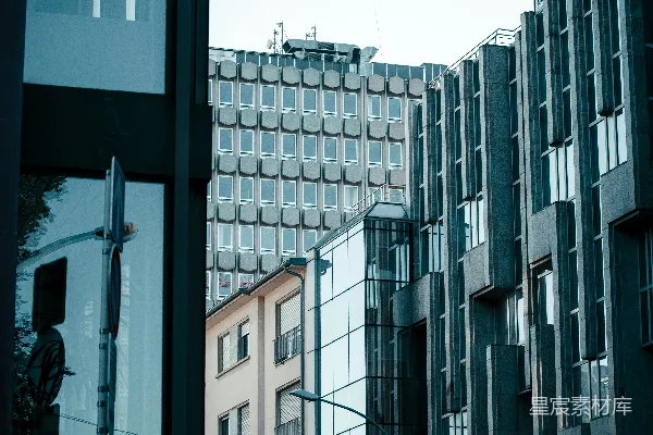 高清摄影 一条城市街道，背景中有高大的建筑物。