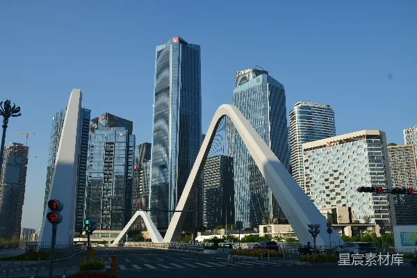 高清摄影 城市天际线，背景中有高耸的建筑。