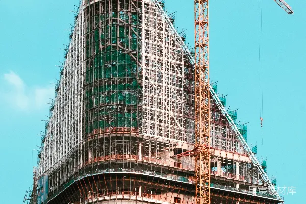 高清摄影 正在建设中的高楼，旁边有一台起重机。