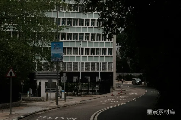 高清摄影 现代建筑前有一条蜿蜒的道路。
