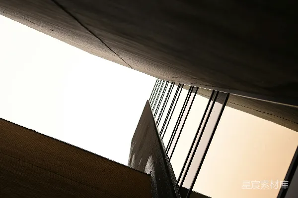 高清摄影 抽象的建筑结构，带有几何线条、倒影和深色的阴影。