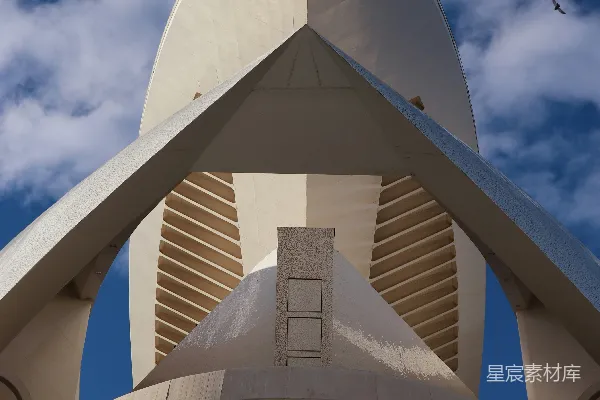 高清摄影 现代的白色建筑结构在蓝天背景下。