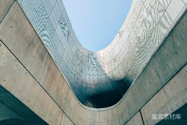 高清摄影 曲线状的混凝土和金属建筑在晴朗的天空下