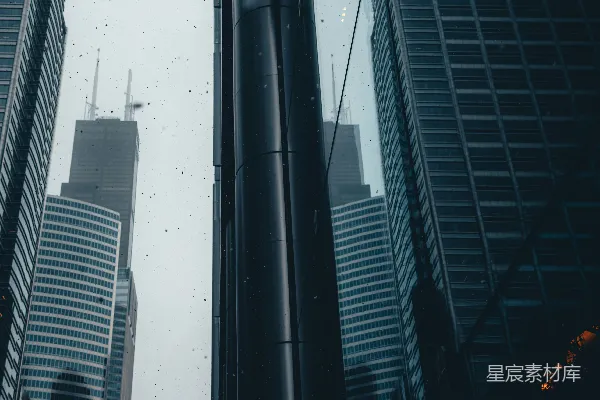 高清摄影 现代摩天大楼在黑暗的窗户上反射。