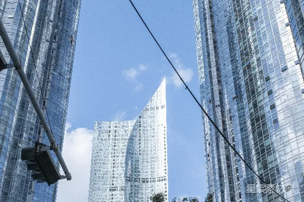 高清摄影 现代玻璃摩天大楼在蓝天背景下