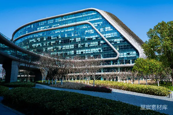 高清摄影 现代化的玻璃建筑，兼具曲线和棱角的设计。