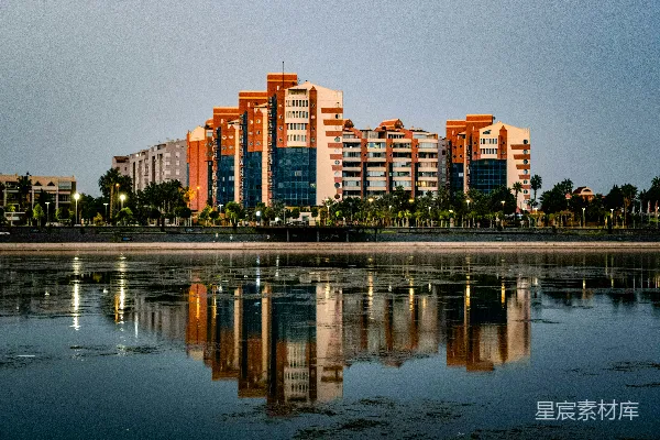 高清摄影 橙白相间的建筑群在静止的水面上倒映出美丽的景象。