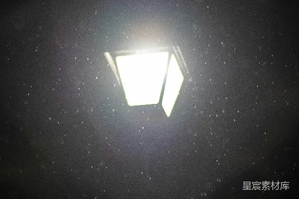 街灯在暗夜的天空中间