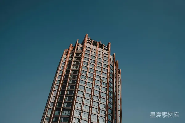高清摄影 在清澈的蓝天映衬下，矗立着一座现代化高楼。