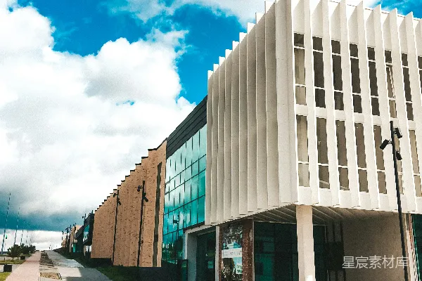 高清摄影 白天，蓝天下的白色混凝土建筑