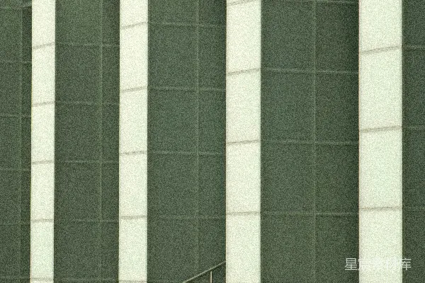 高清摄影 一个男人骑着滑板沿着街道骑行，旁边是高楼大厦。