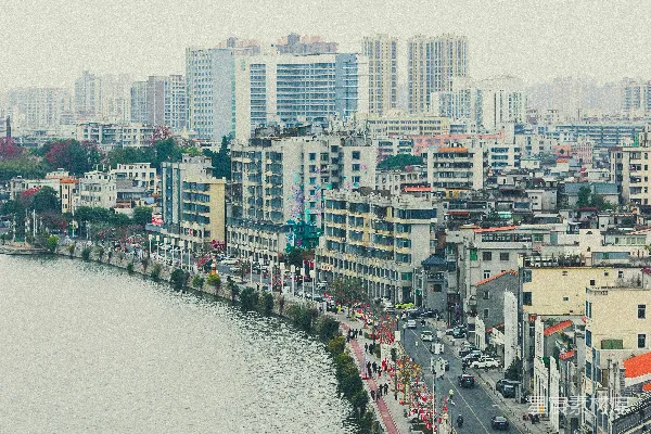 一片水域周围环绕着高大建筑物的大体。