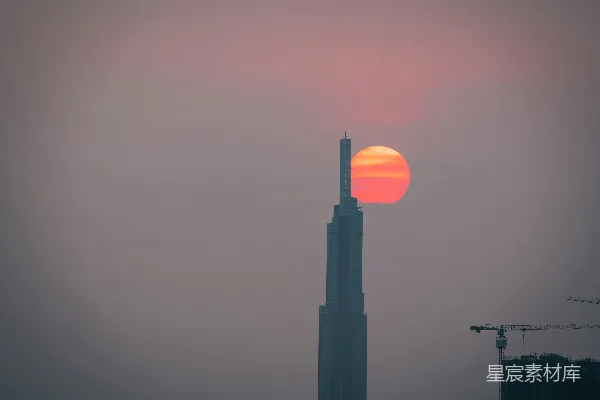 高清摄影 夕阳落在这座高大的摩天大楼后面