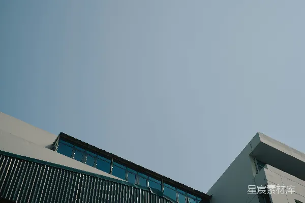 高清摄影 现代建筑外立面，带有玻璃窗，天空晴朗。