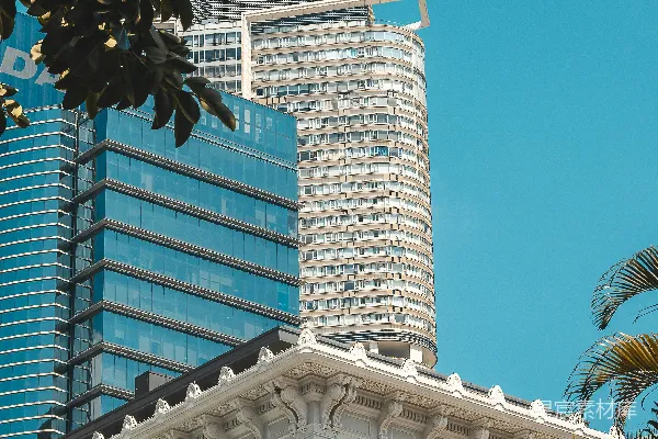 高清摄影 现代化的摩天大楼矗立在历史性的白色建筑之上。