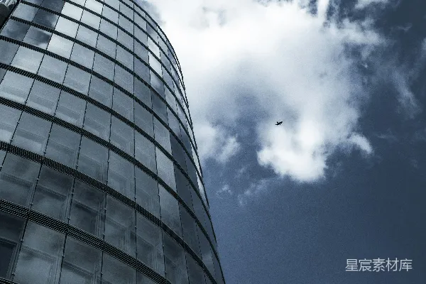 高清摄影 一座高耸的建筑物，天空中有云彩。