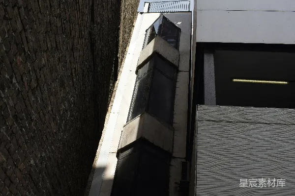 高清摄影 现代建筑外墙与砖墙相邻
