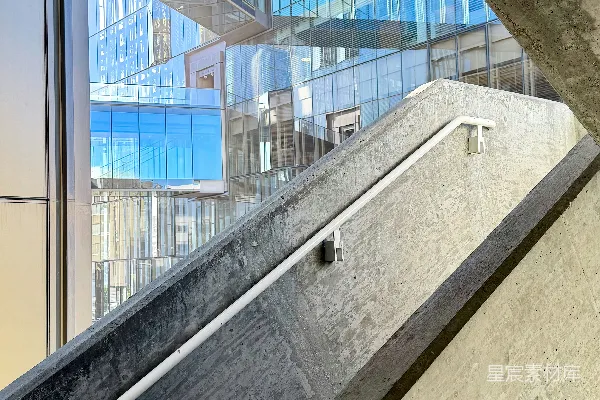 高清摄影 从混凝土楼梯上看现代化玻璃建筑。