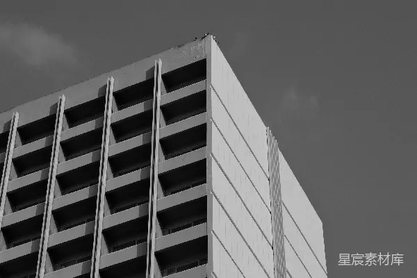 高清摄影 现代化建筑在晴朗的天空背景下，窗户排列重复。
